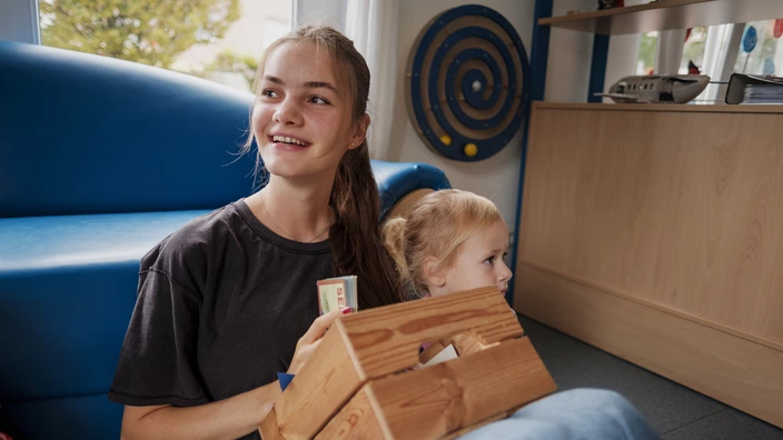 Erzieherin mit Kind in einer Kita